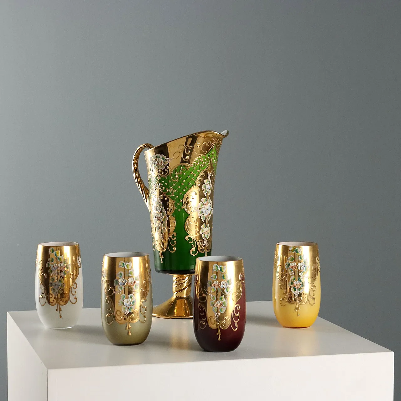 Brocca con 4 bicchieri in vetro policromo, '900 1
