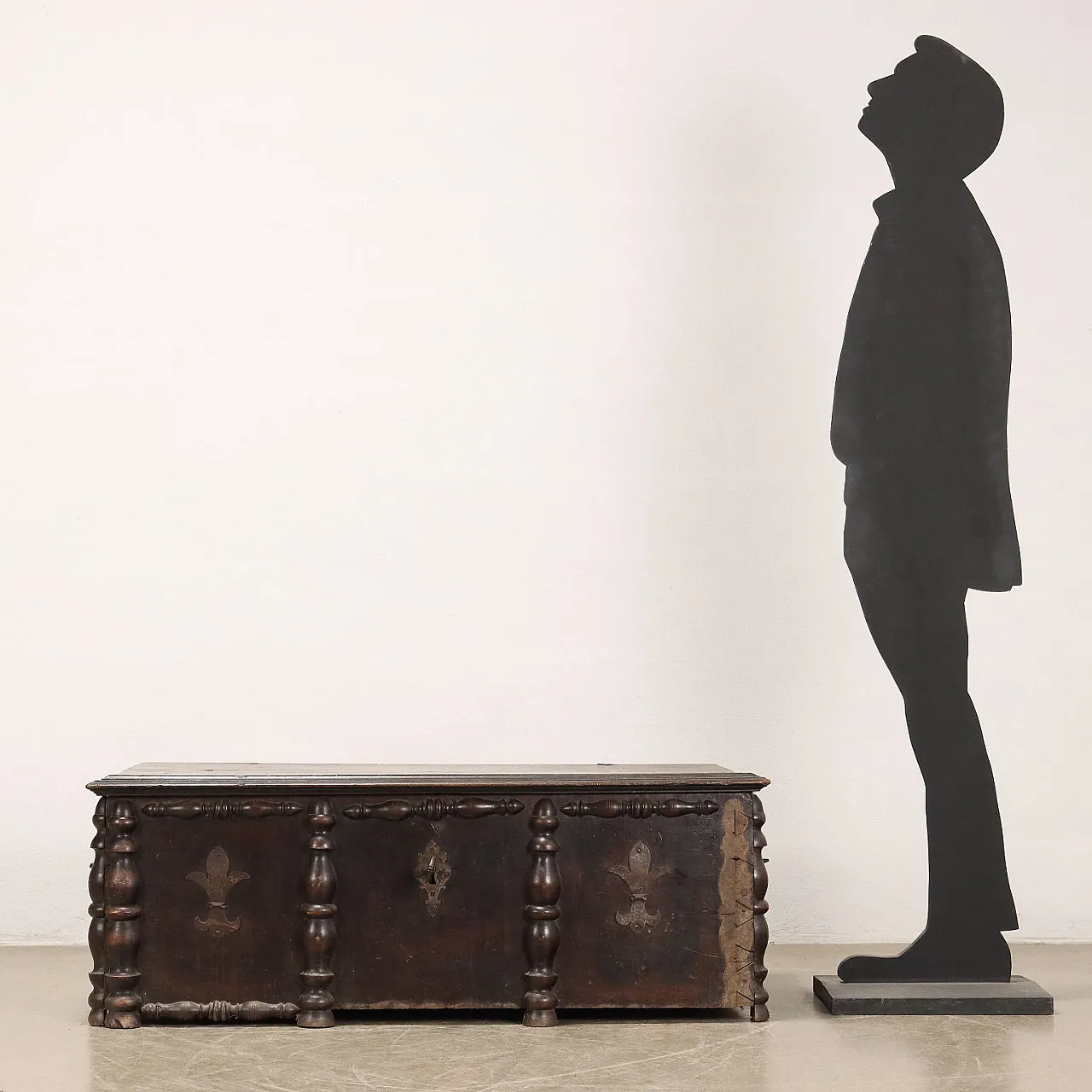 Cassapanca in noce ornata da semicolonne, '600 2