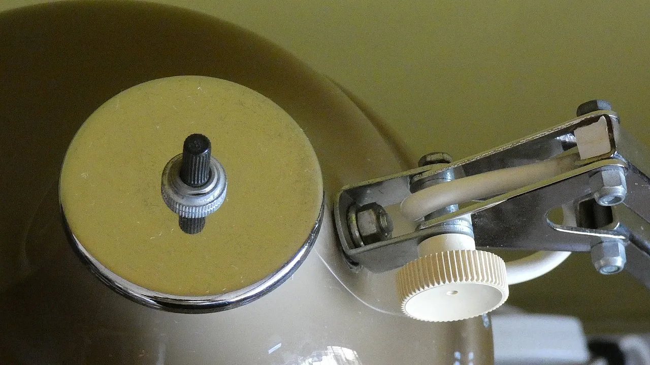 Lampada da tavolo in metallo, Italia, anni '60 3