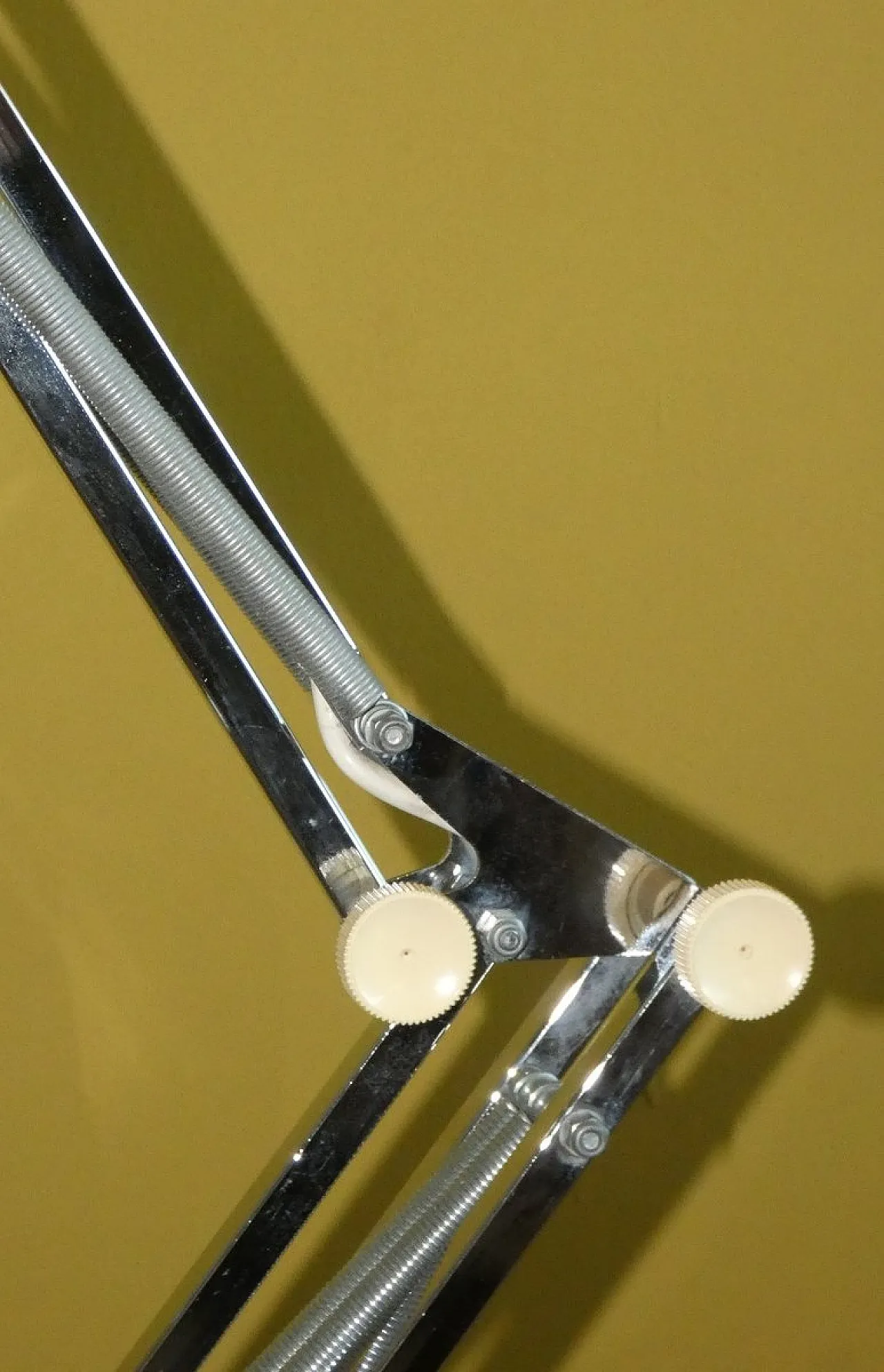 Lampada da tavolo in metallo, Italia, anni '60 6