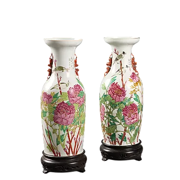 Coppia di vasi a balaustro dipinti con smalti Qianjiang, '900