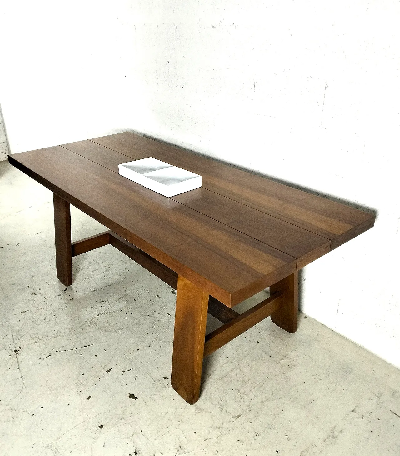 Walnut dining table 611 model by S. Coppola for Bernini, 70s 2