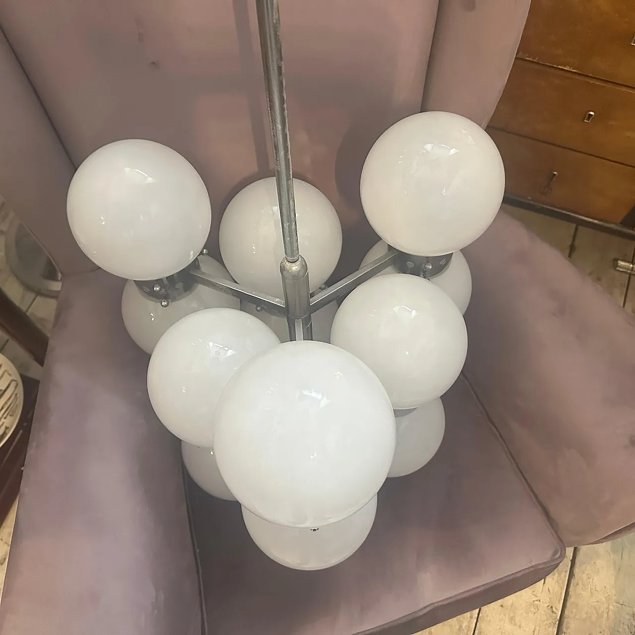 Lampadario a 10 luci in acciaio e vetro opalino, anni '60 9