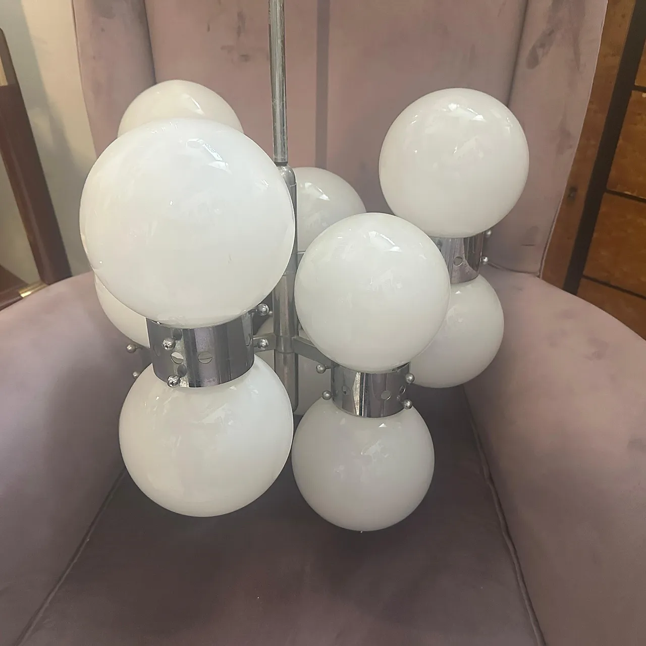 Lampadario a 10 luci in acciaio e vetro opalino, anni '60 10