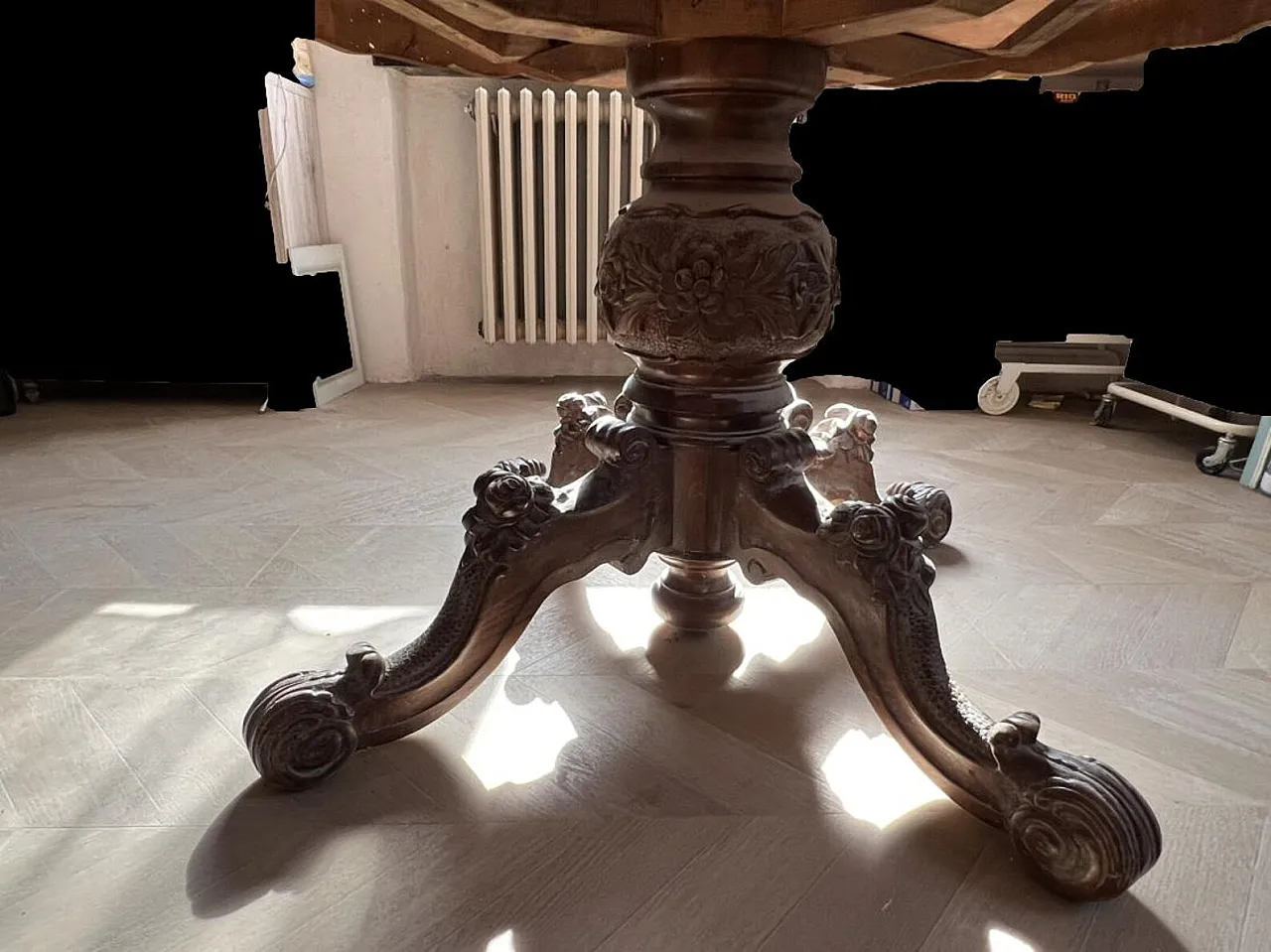 Round walnut dining table, 19th century 2