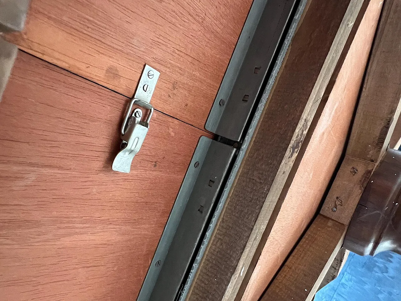 Round walnut dining table, 19th century 4