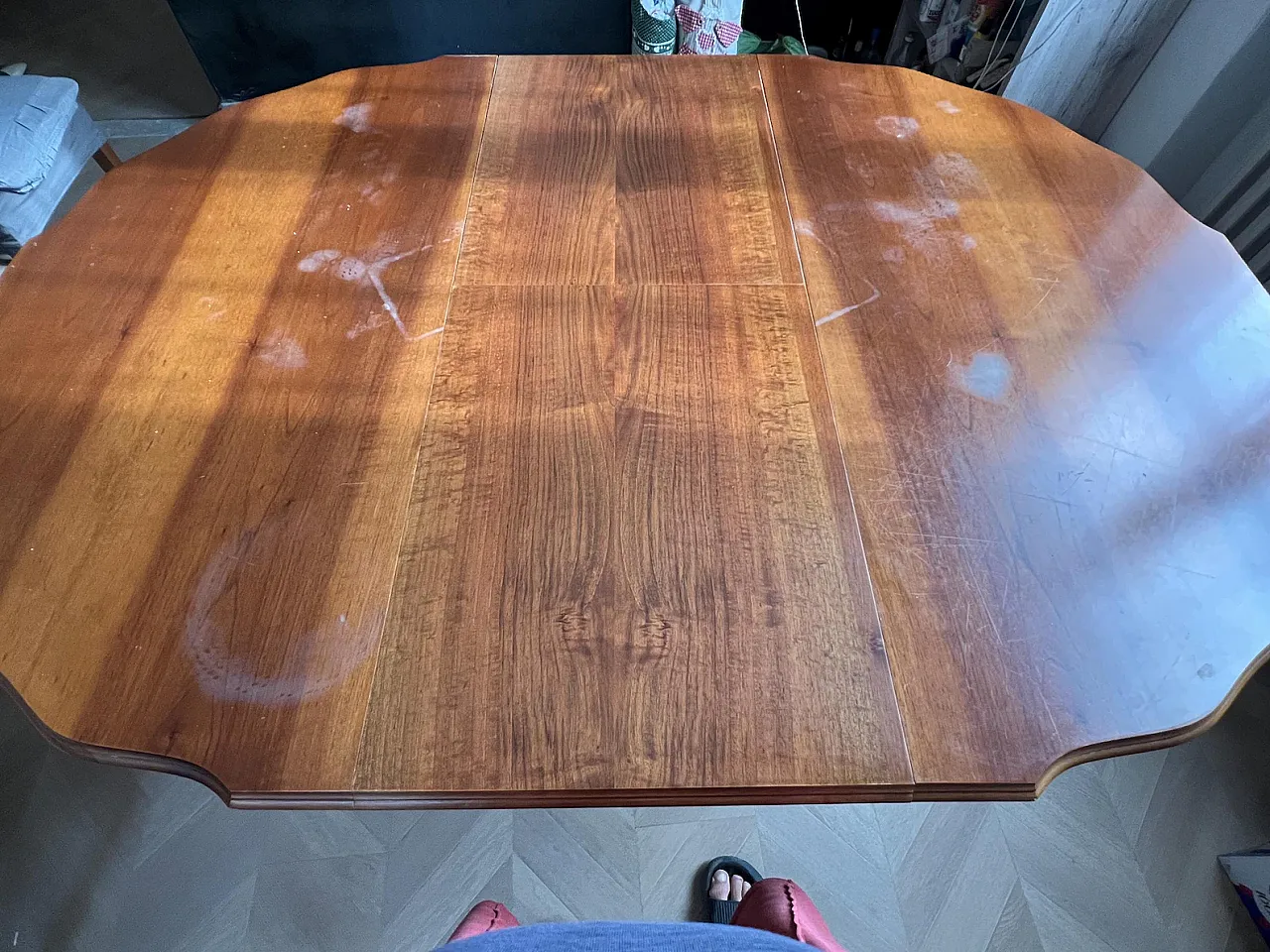 Round walnut dining table, 19th century 5