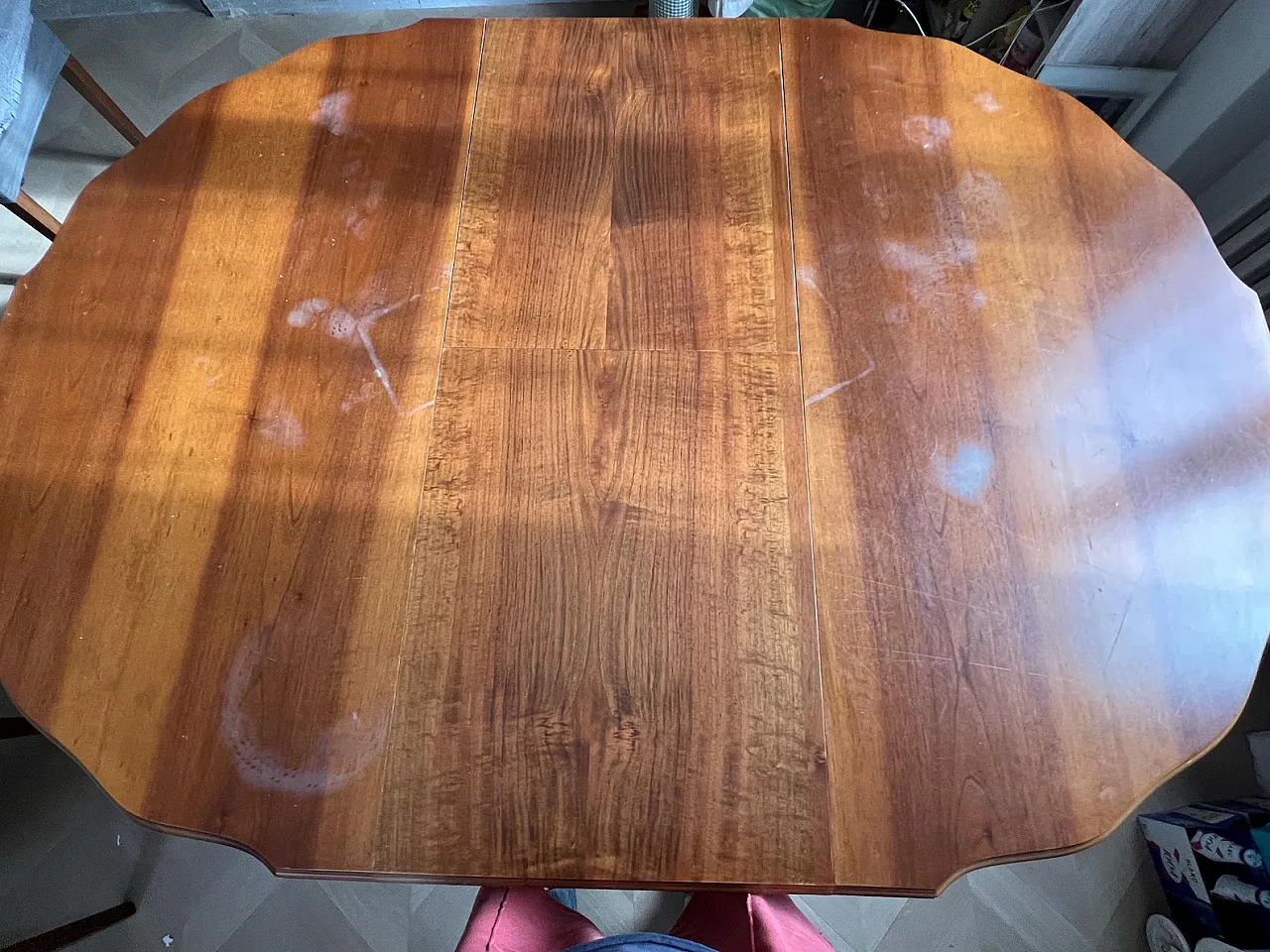 Round walnut dining table, 19th century 6