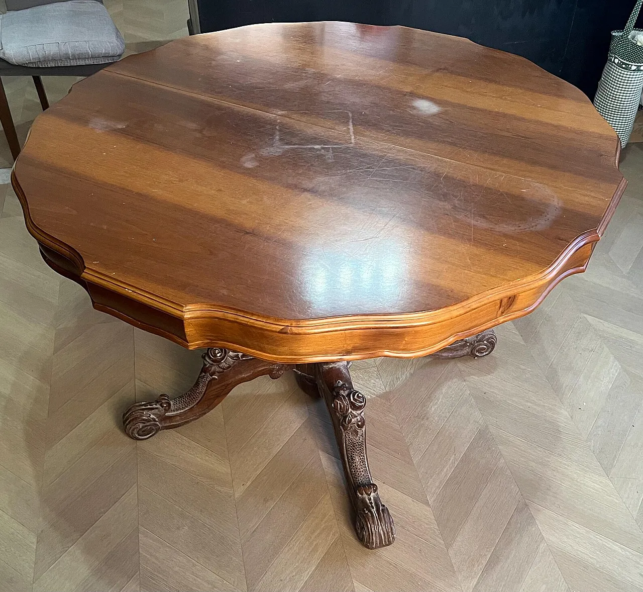 Round walnut dining table, 19th century 7