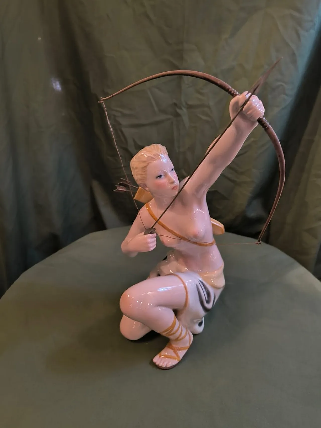 Ronzan, Angelo con arco da falco in porcellana, anni '50 1