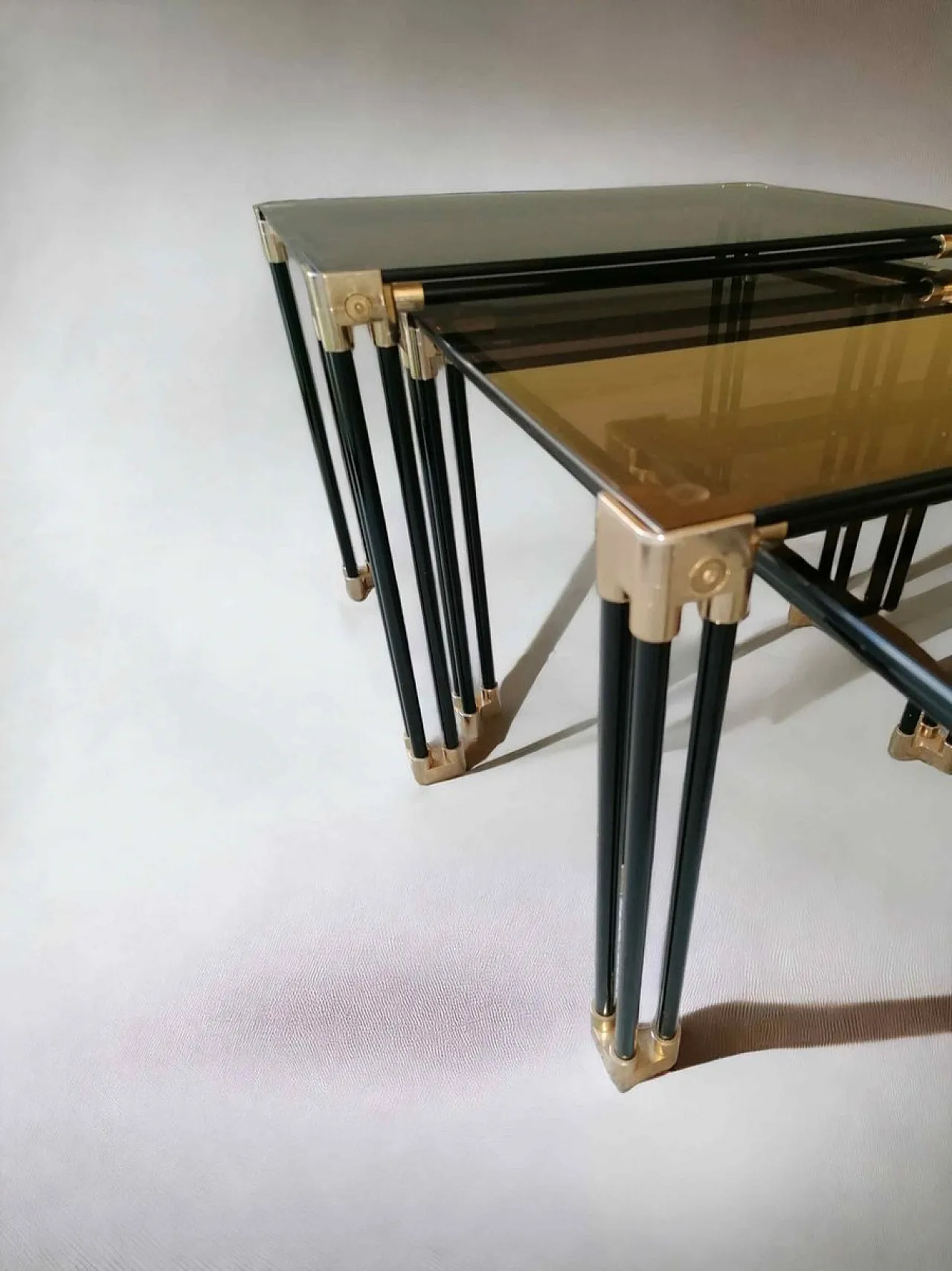 3 tavolini da caffè Trio con vetro fumé, anni '60 2