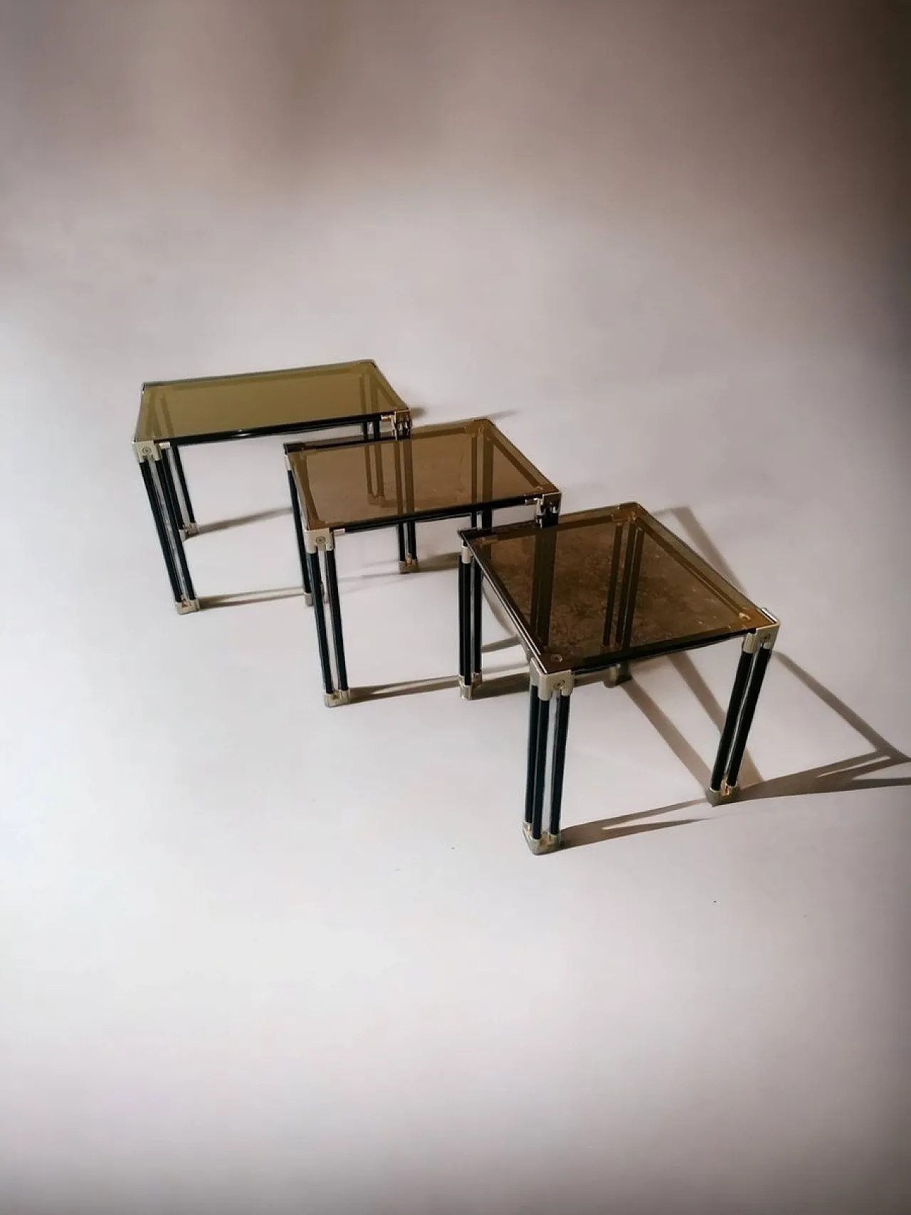 3 tavolini da caffè Trio con vetro fumé, anni '60 3