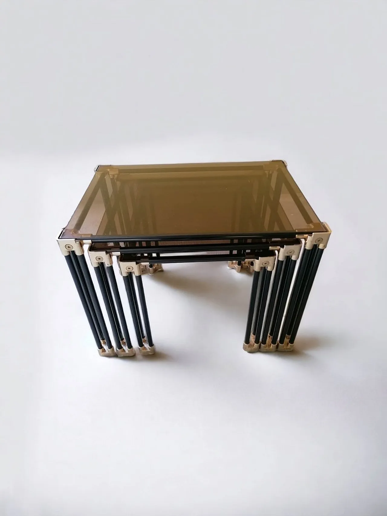 3 tavolini da caffè Trio con vetro fumé, anni '60 4