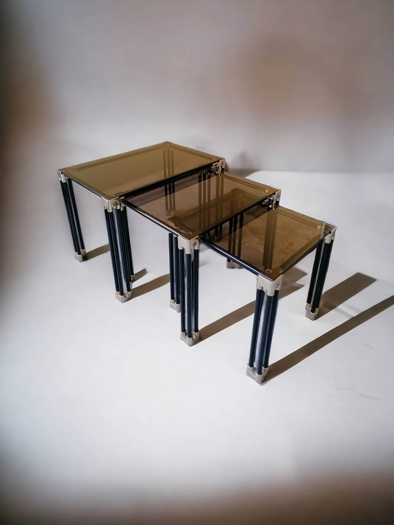3 tavolini da caffè Trio con vetro fumé, anni '60 5
