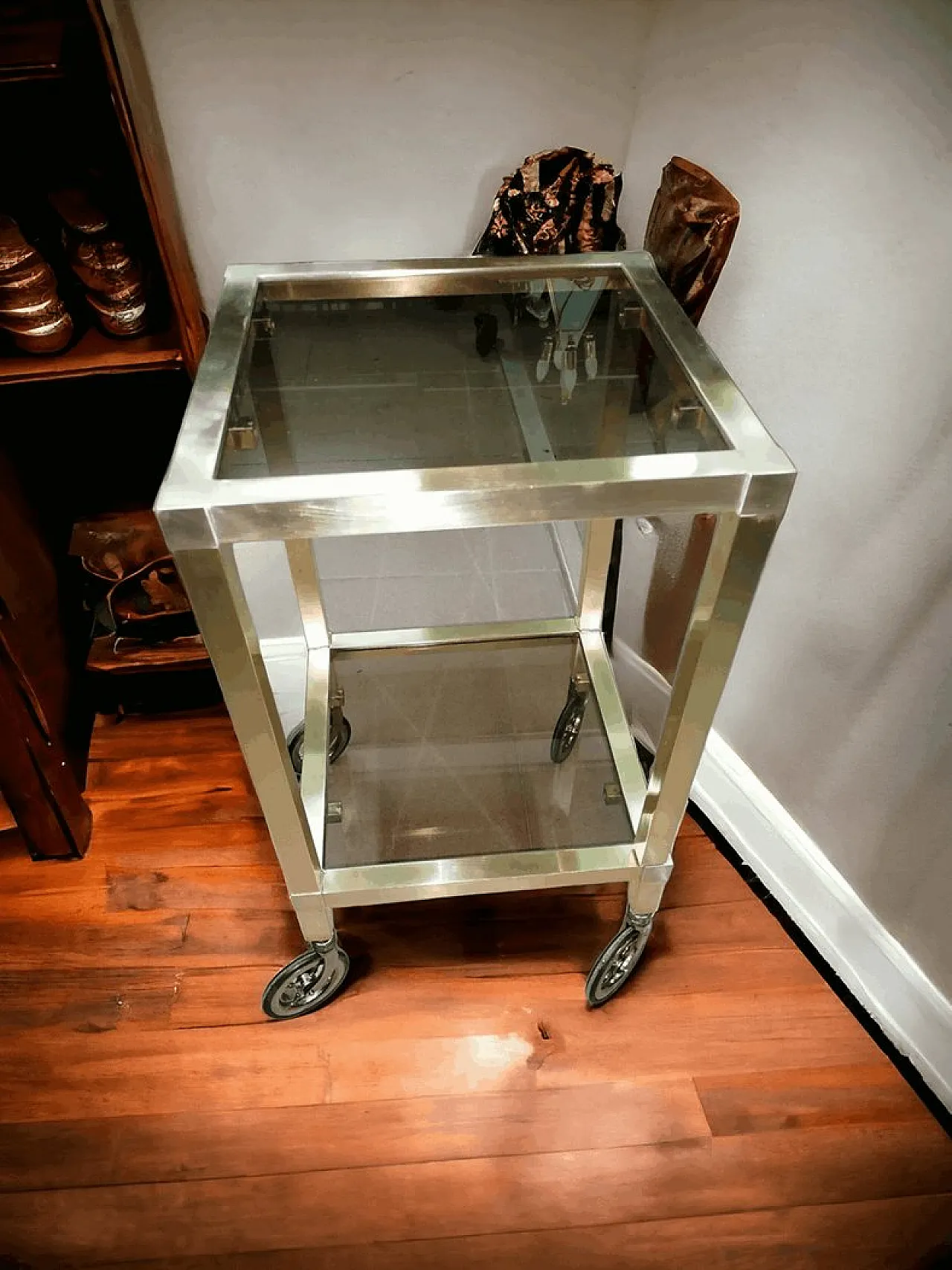 Tavolino da caffè con ruote in ottone e piani in vetro, anni '50 1