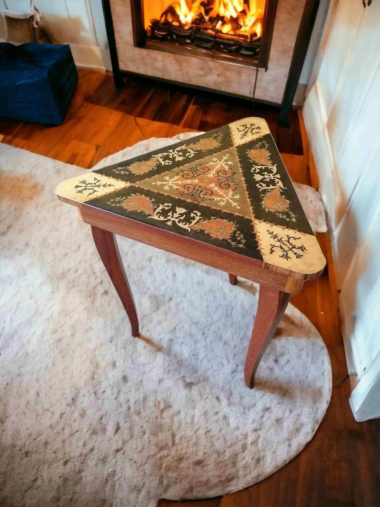 Tavolo per gioielli intarsiato a forma triangolare 1