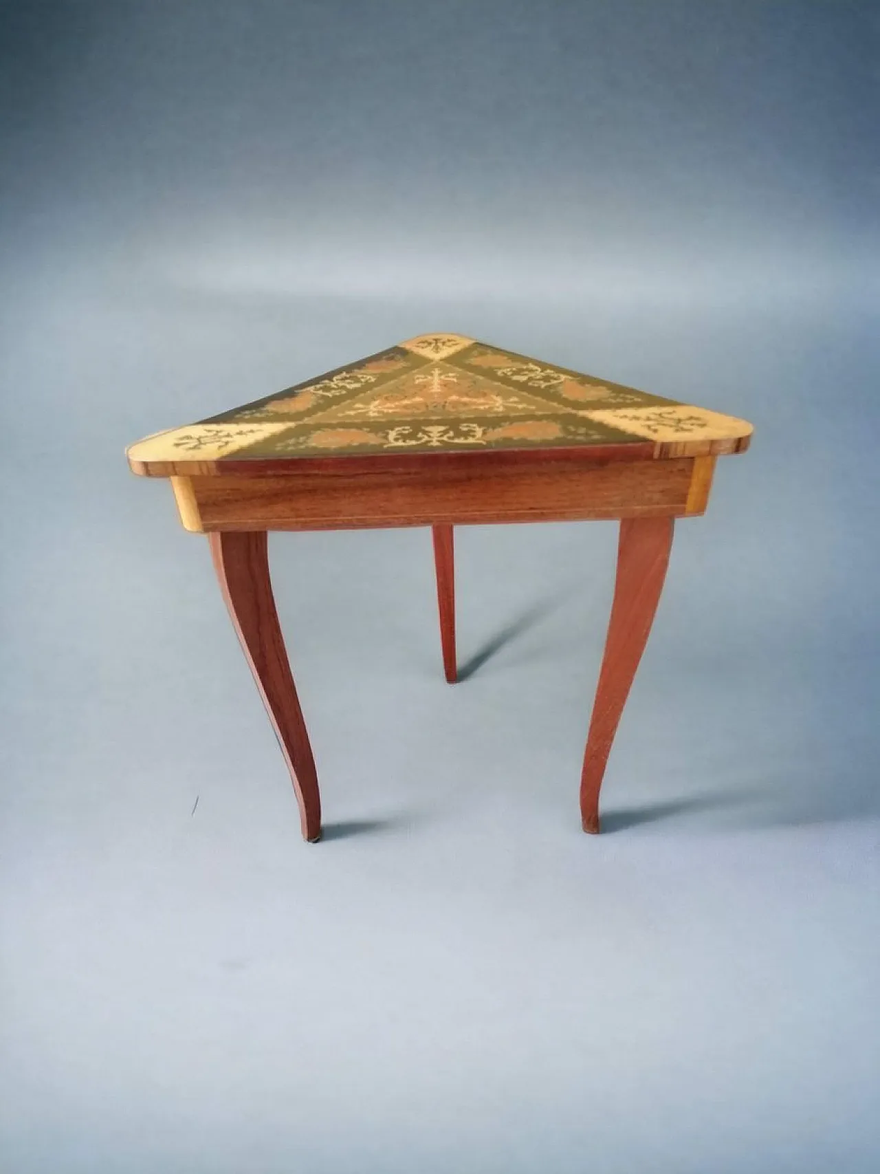 Tavolo per gioielli intarsiato a forma triangolare 2