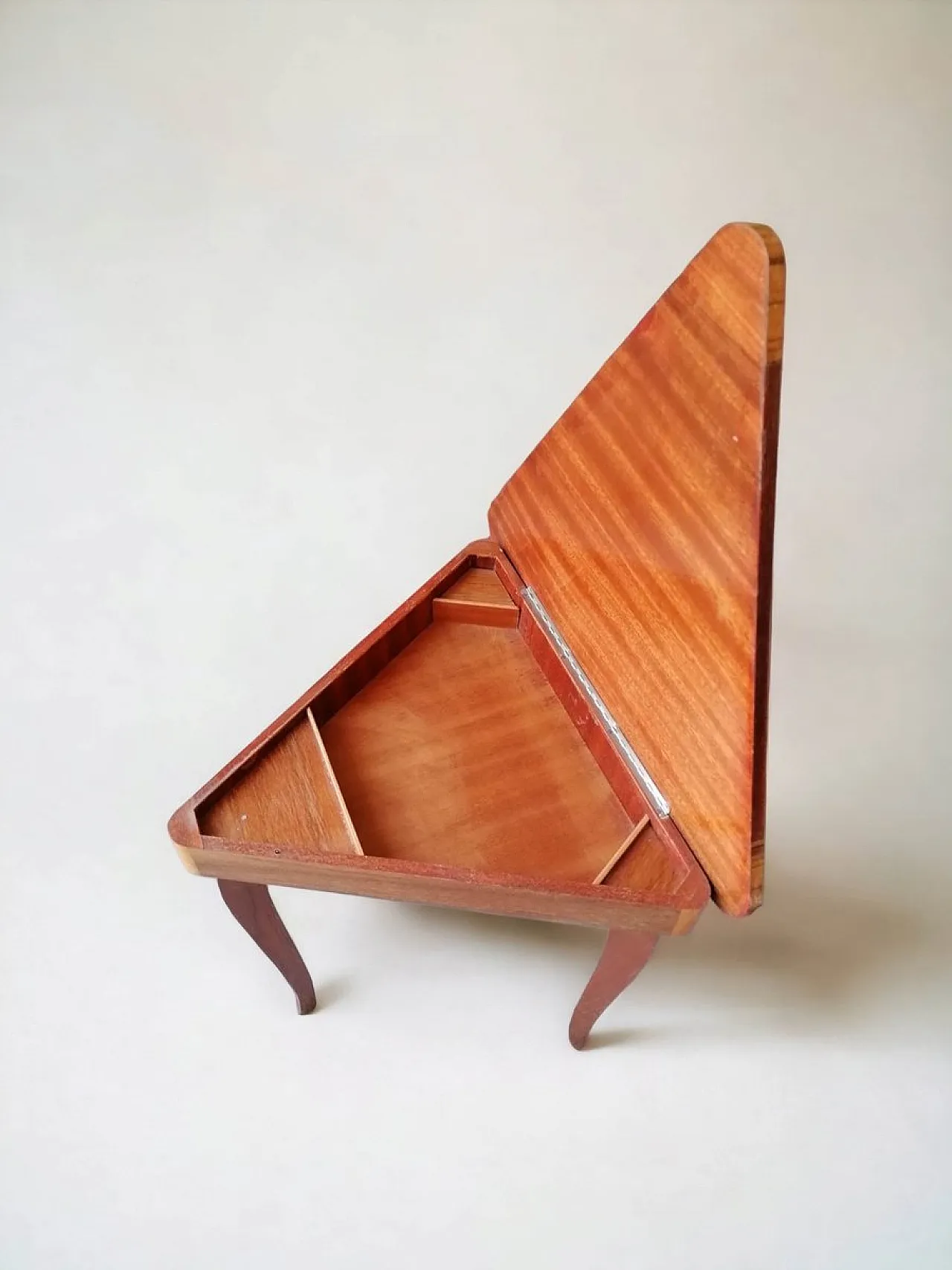 Tavolo per gioielli intarsiato a forma triangolare 3