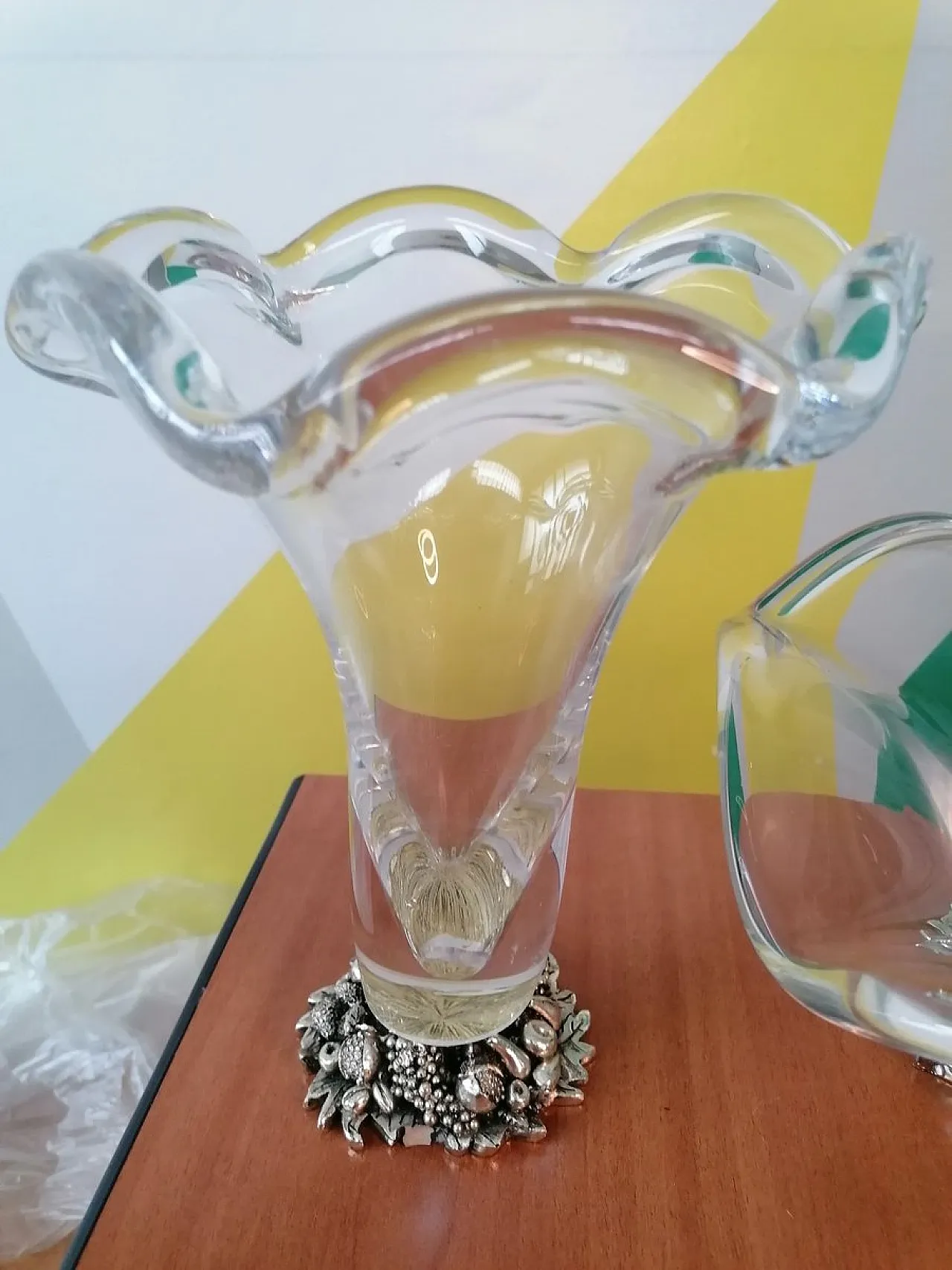 Vaso e portafrutta Murano con base resina placcata argento, anni '80 6