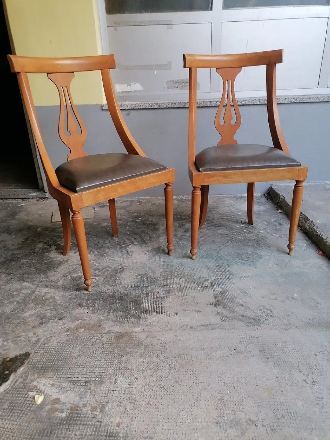 Coppia di sedie da pranzo impero con motivo a lira, anni '50 1