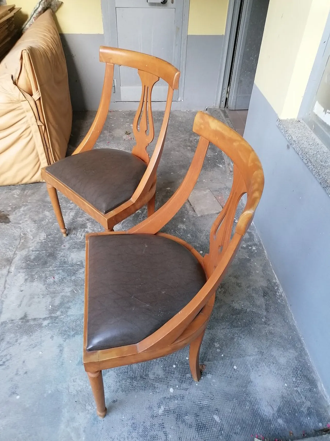 Coppia di sedie da pranzo impero con motivo a lira, anni '50 5