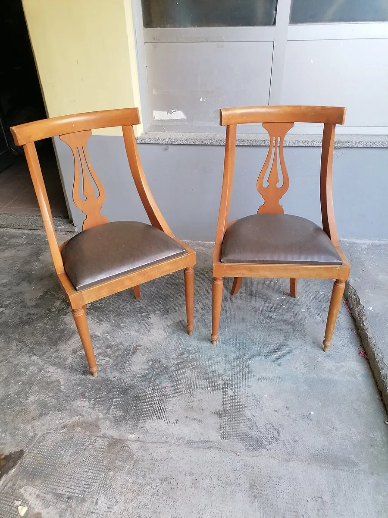 Coppia di sedie da pranzo impero con motivo a lira, anni '50 6