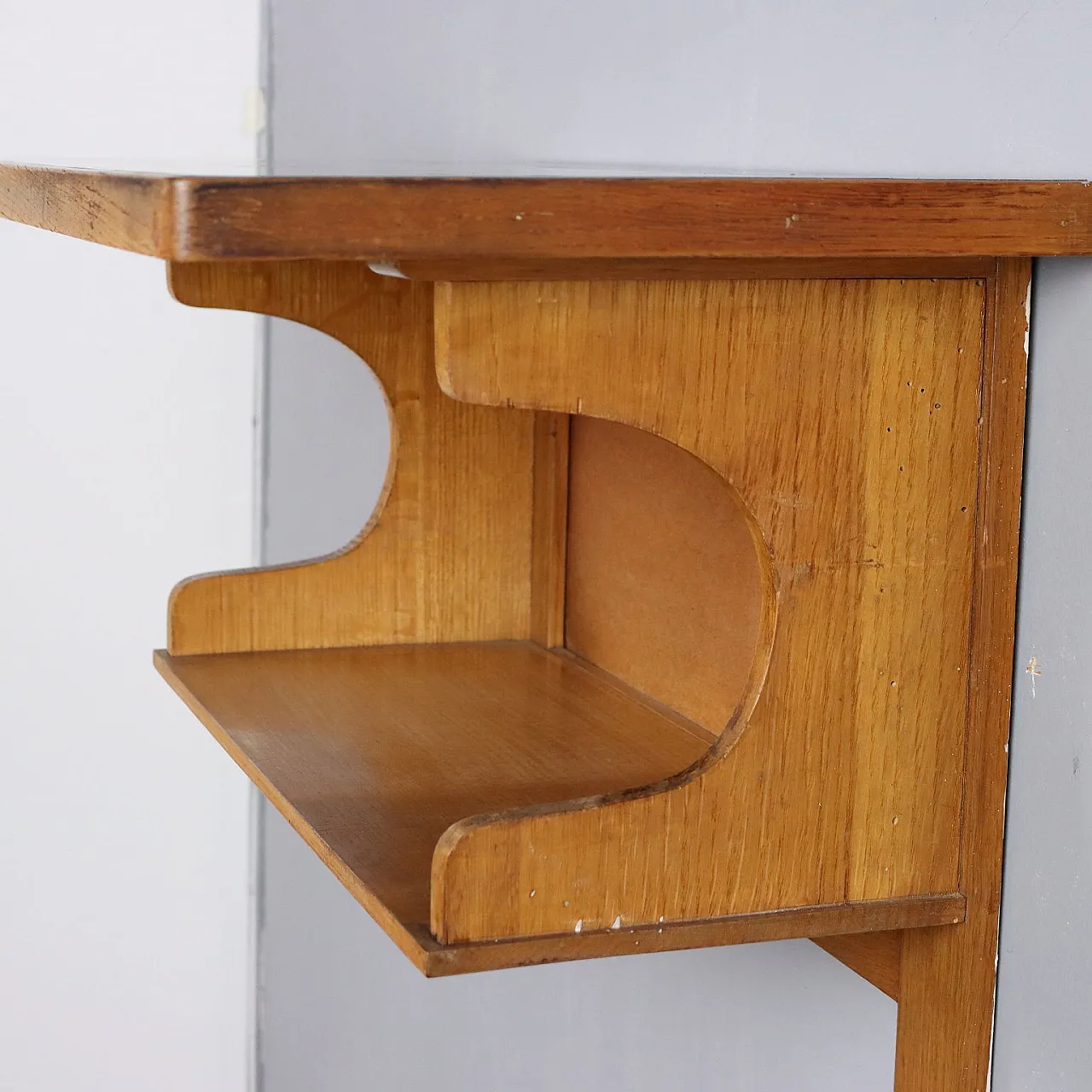 Scaffale impiallacciato in rovere e laminato, anni '50 5