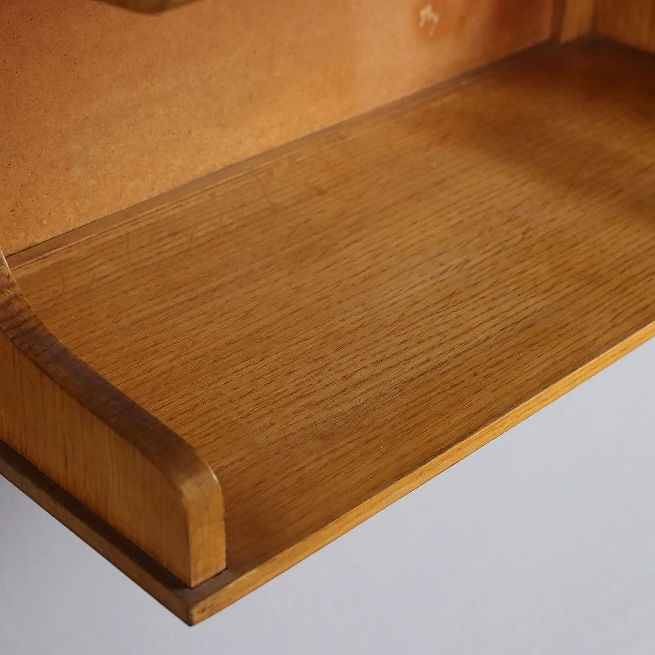 Scaffale impiallacciato in rovere e laminato, anni '50 7