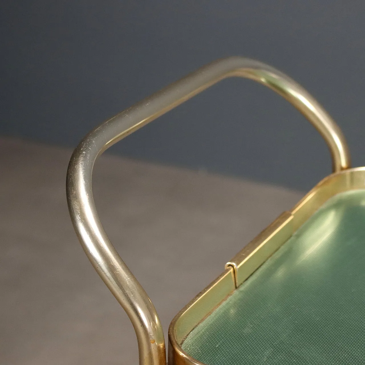 Carrello da cucina in metallo ottonato, anni '60 3
