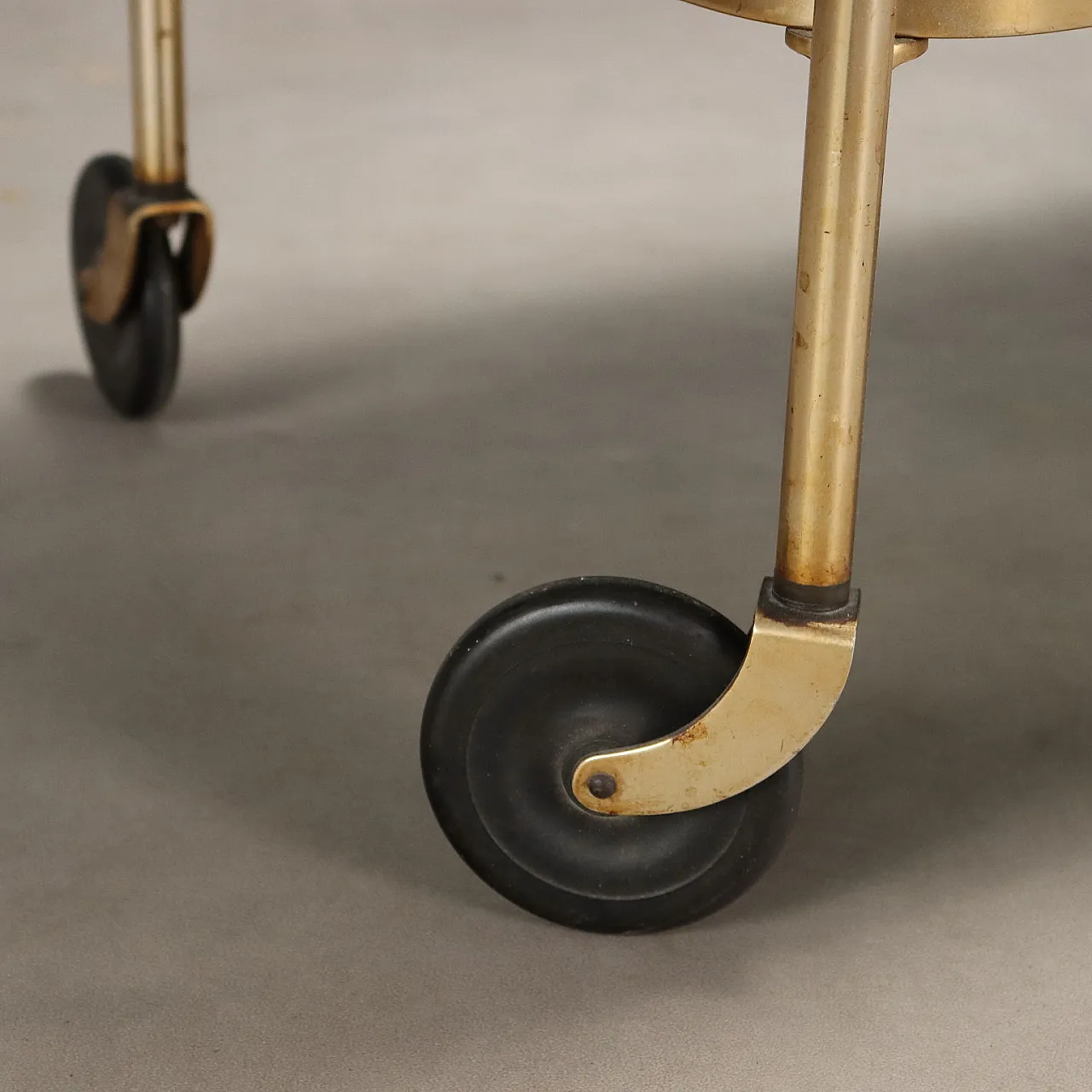Carrello da cucina in metallo ottonato, anni '60 6