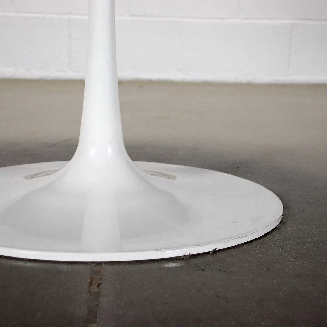 Tavolo rotondo stile Tulip in alluminio e legno, anni '60 6