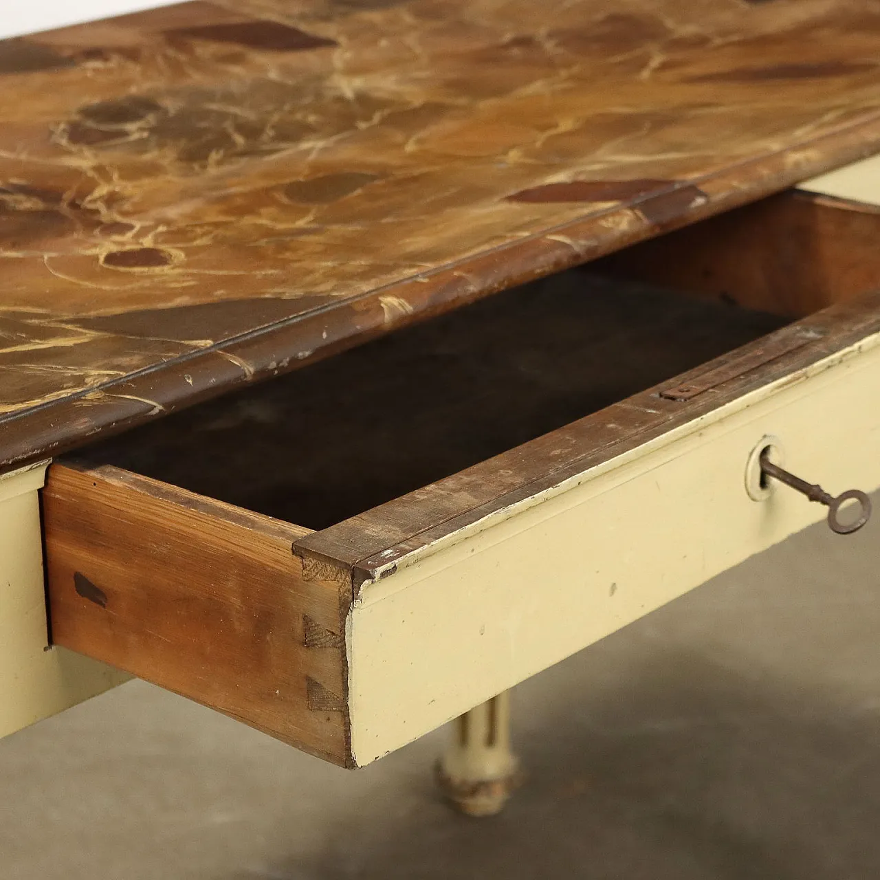 Tavolo in abete laccato, '800 3