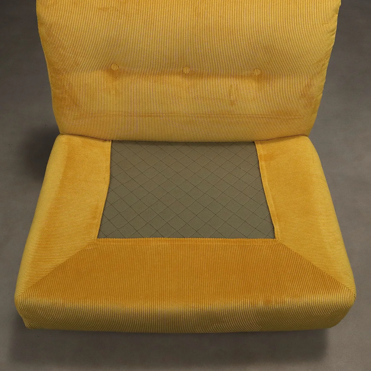 3 Poltrone Amanta in plastica e tessuto, '900 6