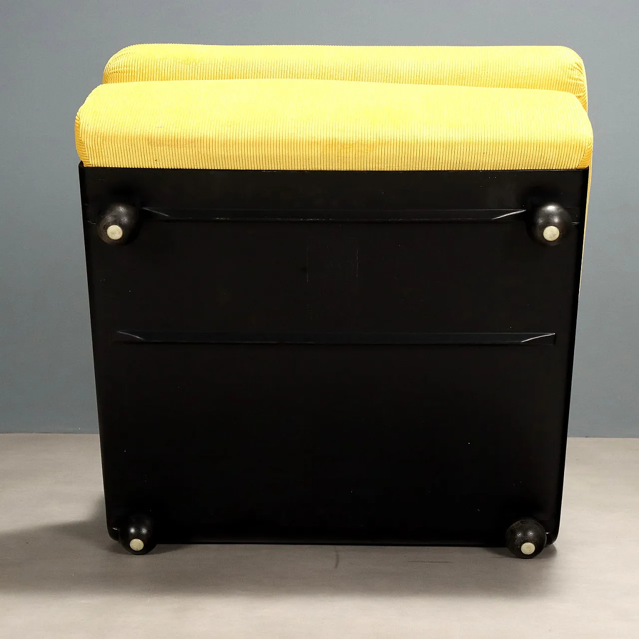 3 Poltrone Amanta in plastica e tessuto, '900 8