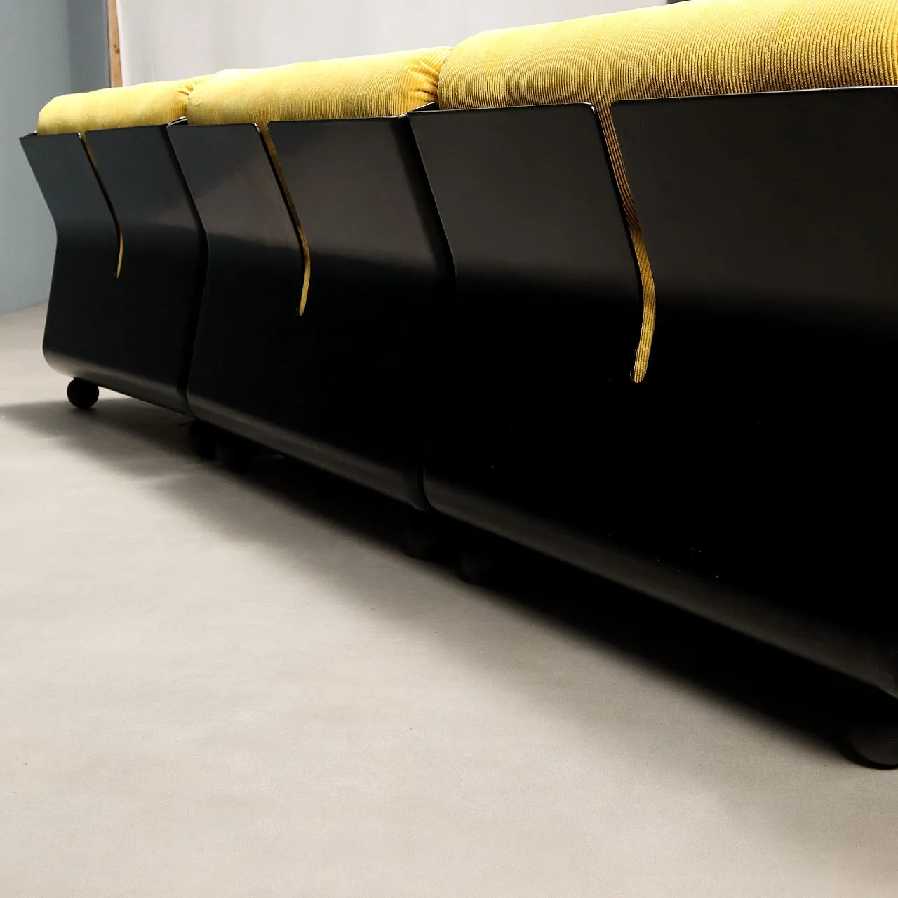 3 Poltrone Amanta in plastica e tessuto, '900 9