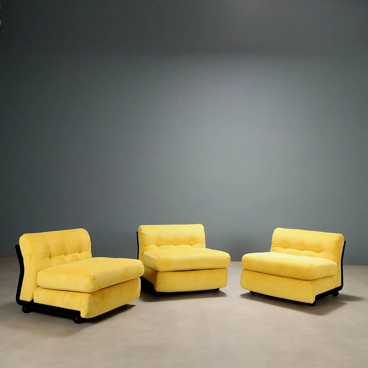 3 Poltrone Amanta in plastica e tessuto, '900 10