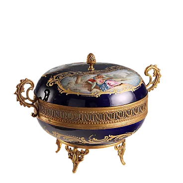 Scatola in porcellana e bronzo traforato, '900