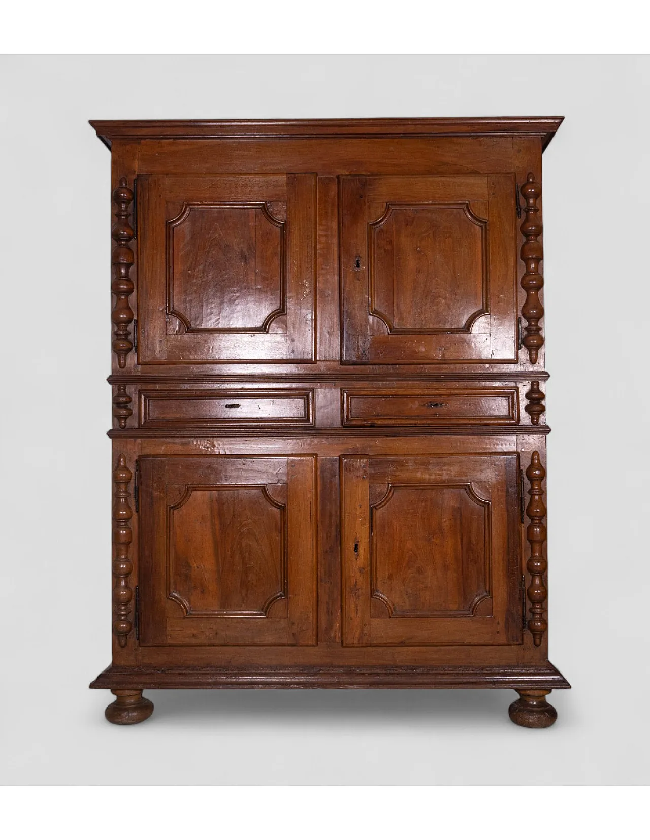 Credenza doppio corpo in legno massello con colonne tornite, '900 1