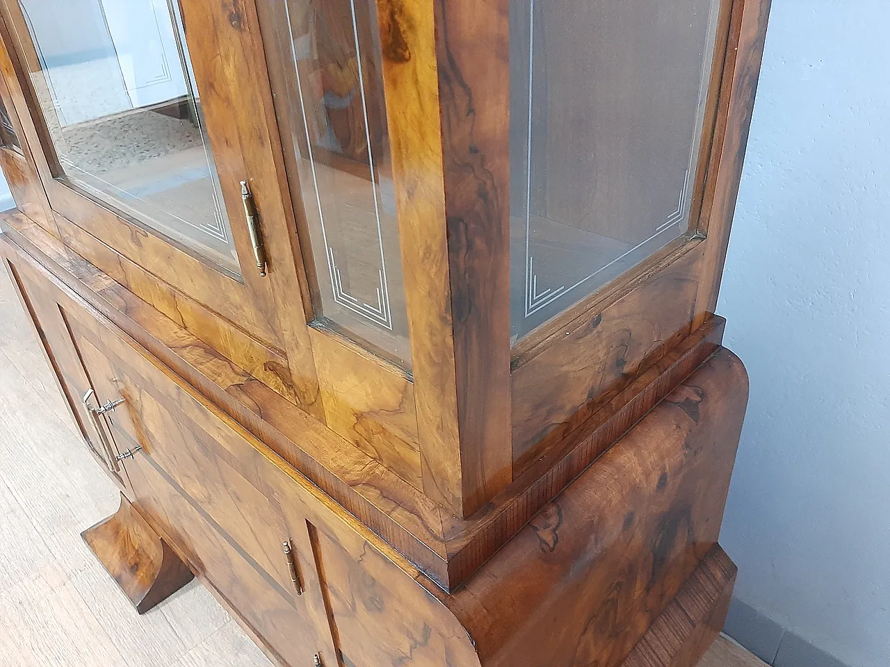 Vetrina Art Deco in noce e radica, anni '40 4