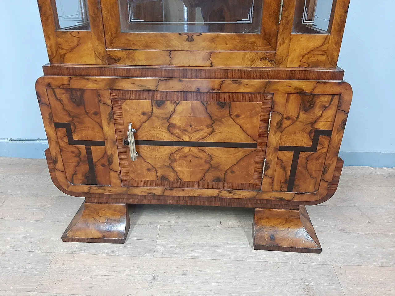Vetrina Art Deco in noce e radica, anni '40 11