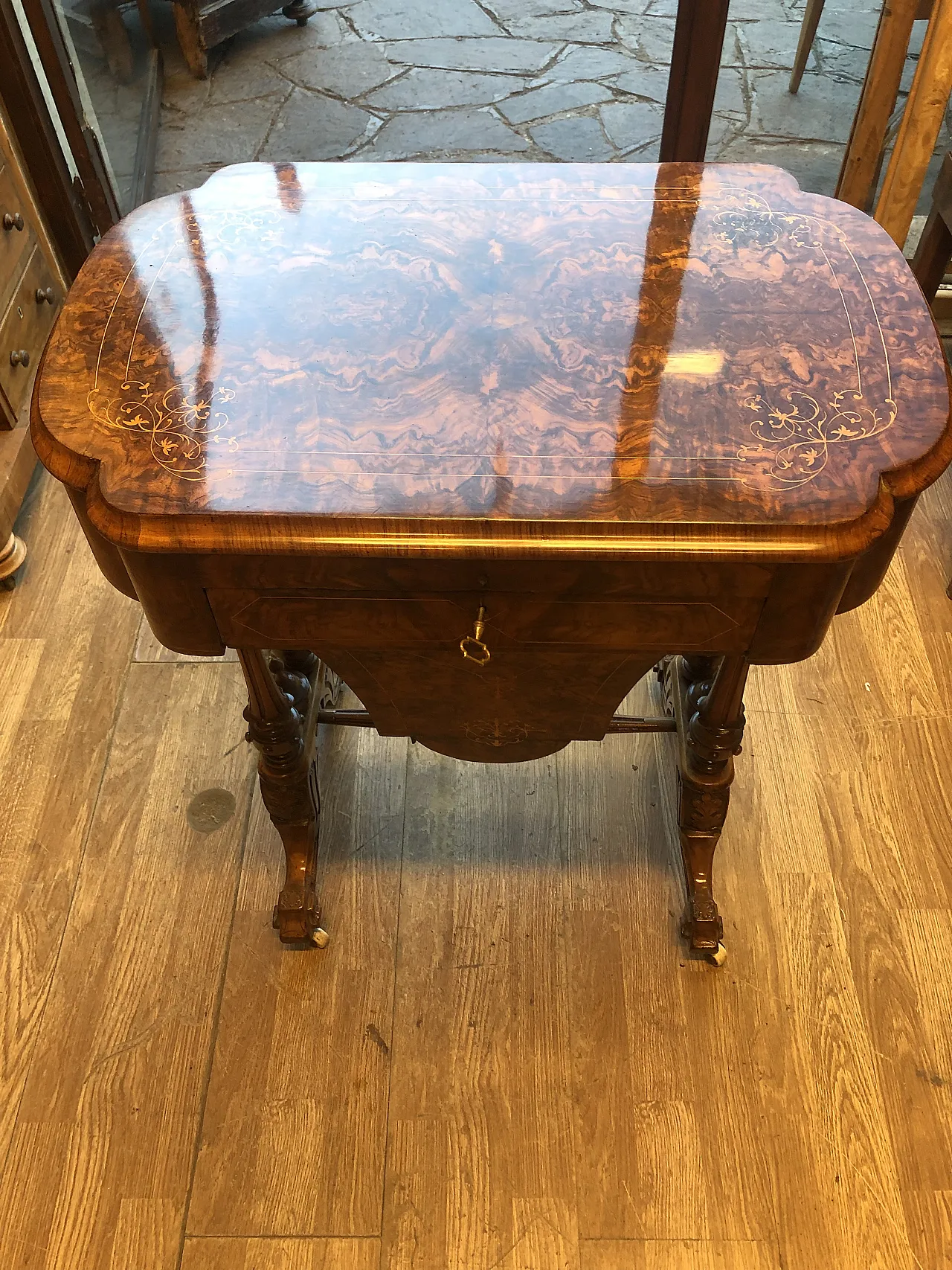 Tavolino da ricamo 1