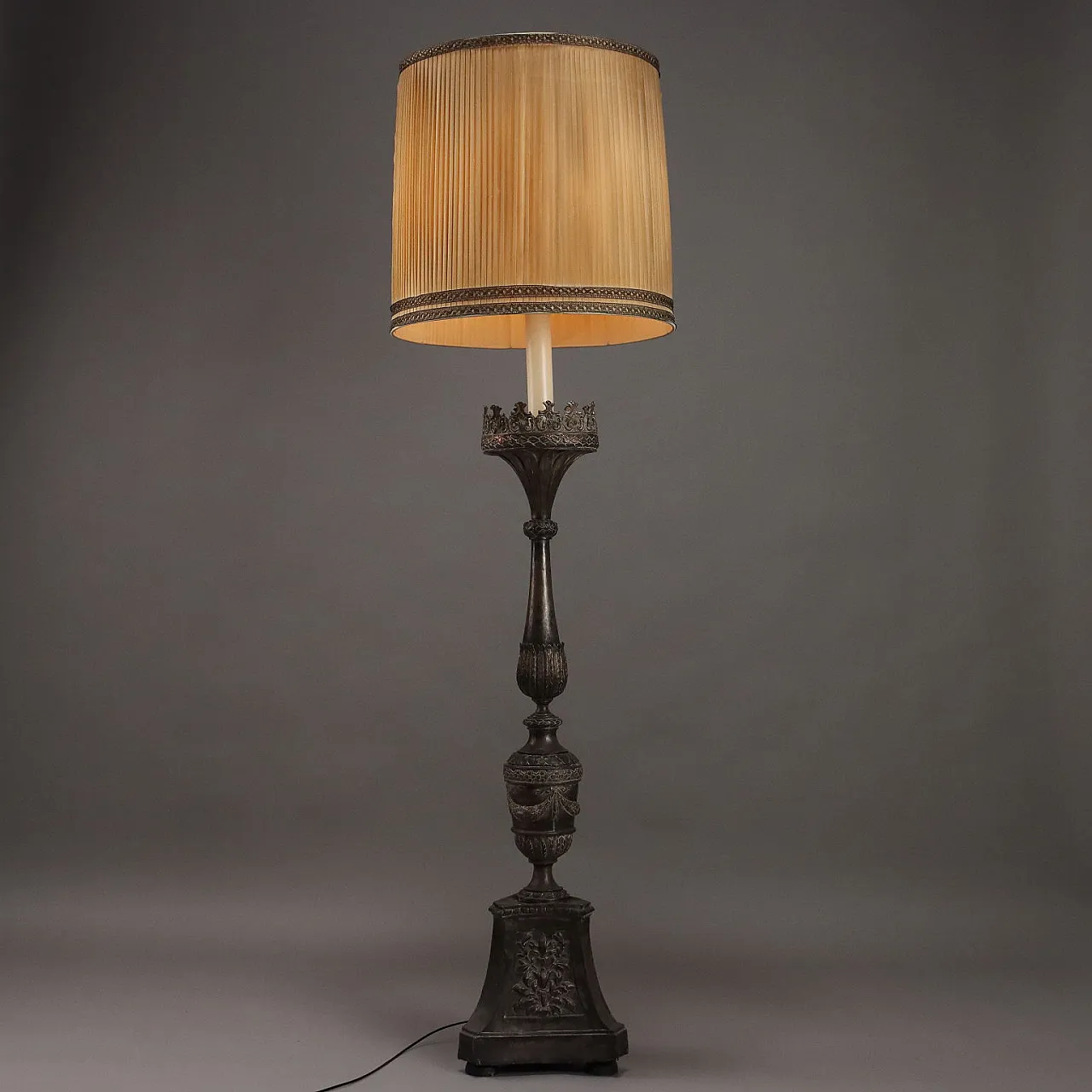 Torciere in lamerino sbalzto in stile Rinascimentale, '800 1