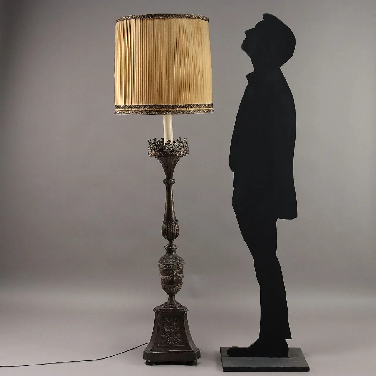 Torciere in lamerino sbalzto in stile Rinascimentale, '800 2