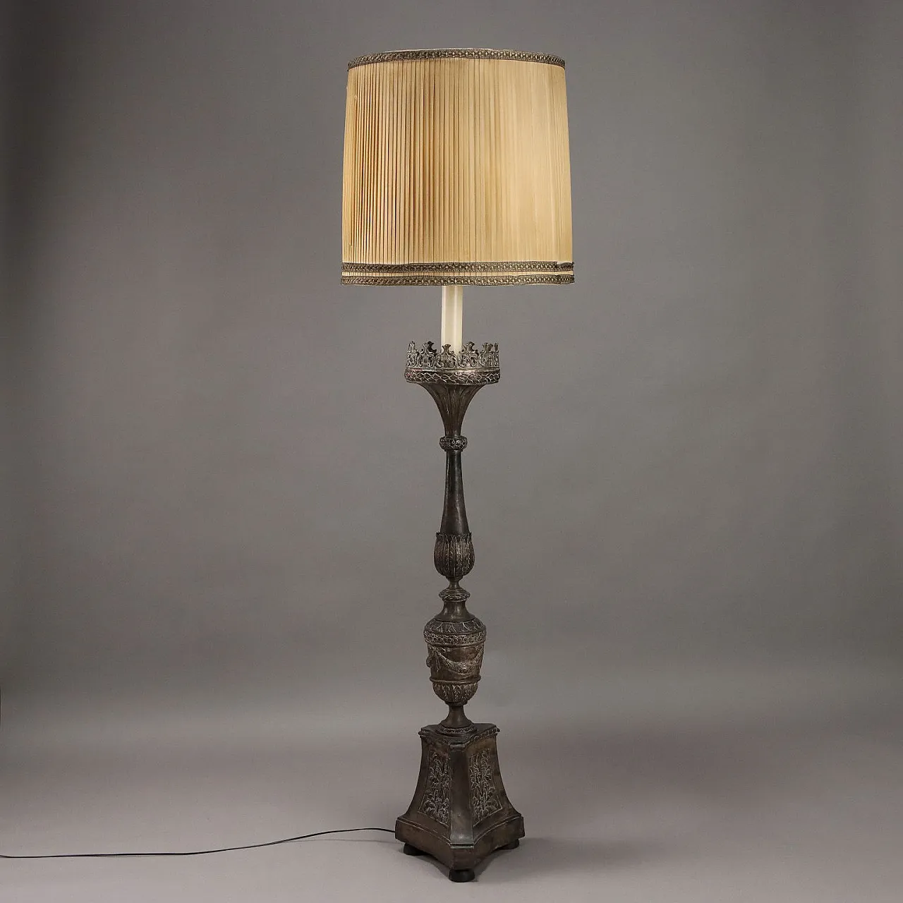 Torciere in lamerino sbalzto in stile Rinascimentale, '800 9