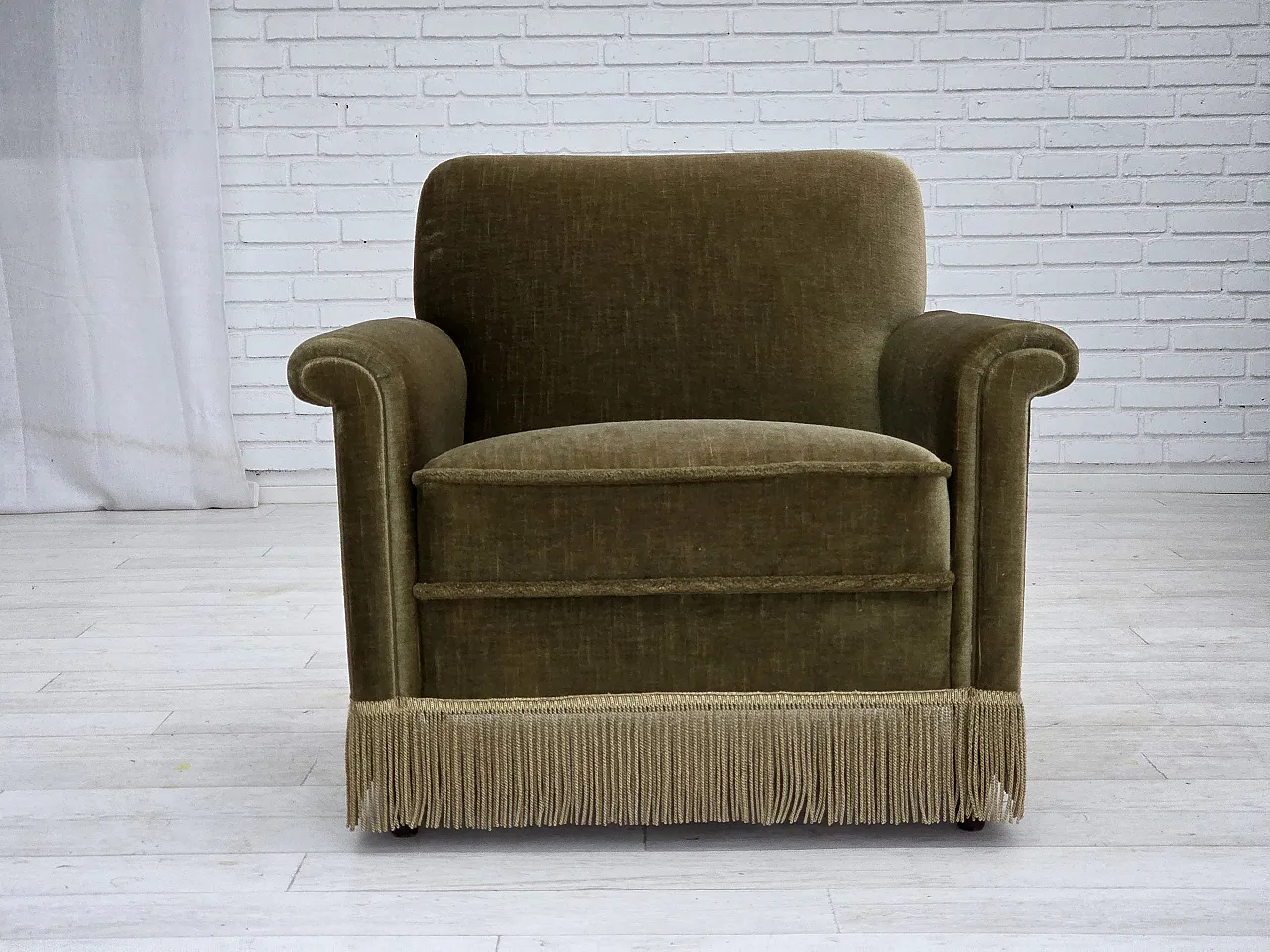 Poltrona danese, velluto verde, gambe in teak, anni '70 1