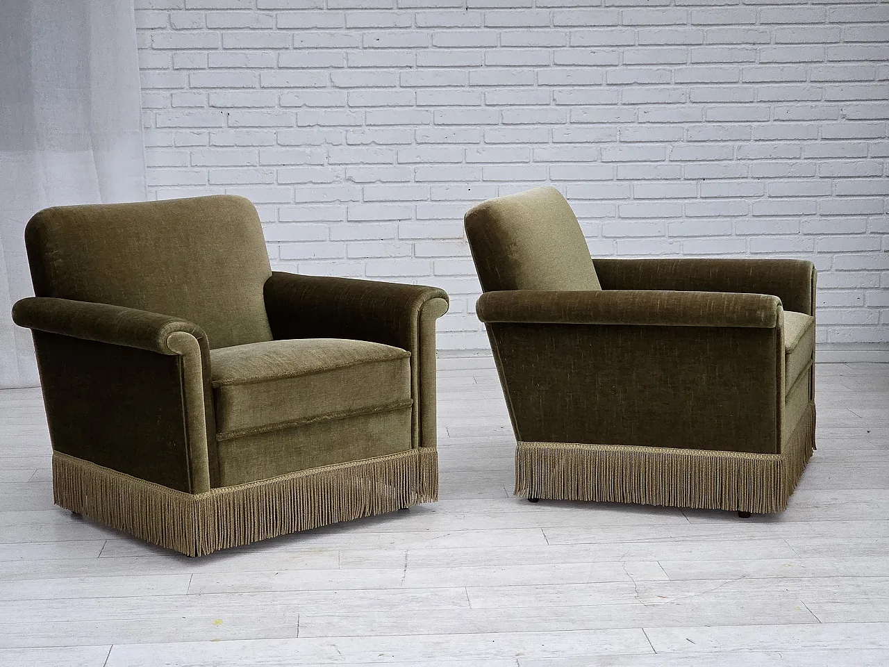 Poltrona danese, velluto verde, gambe in teak, anni '70 3