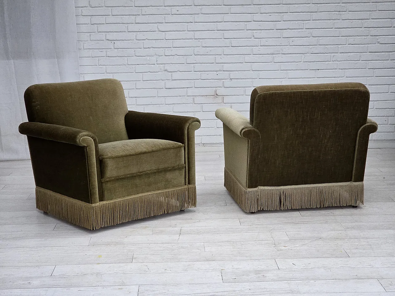 Poltrona danese, velluto verde, gambe in teak, anni '70 4