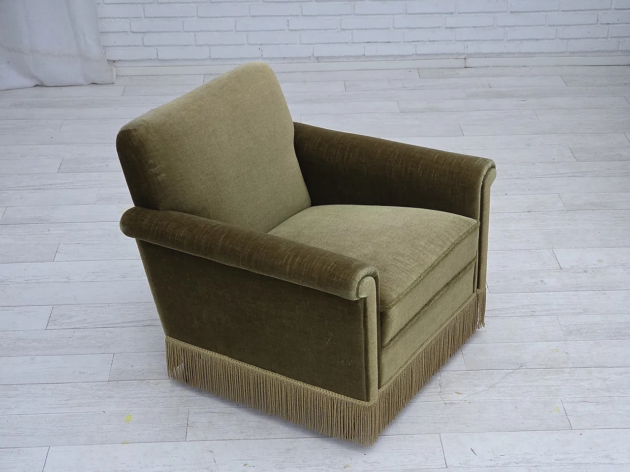 Poltrona danese, velluto verde, gambe in teak, anni '70 9