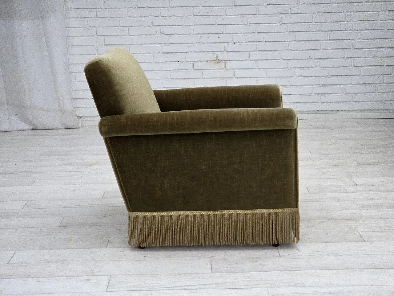 Poltrona danese, velluto verde, gambe in teak, anni '70 10