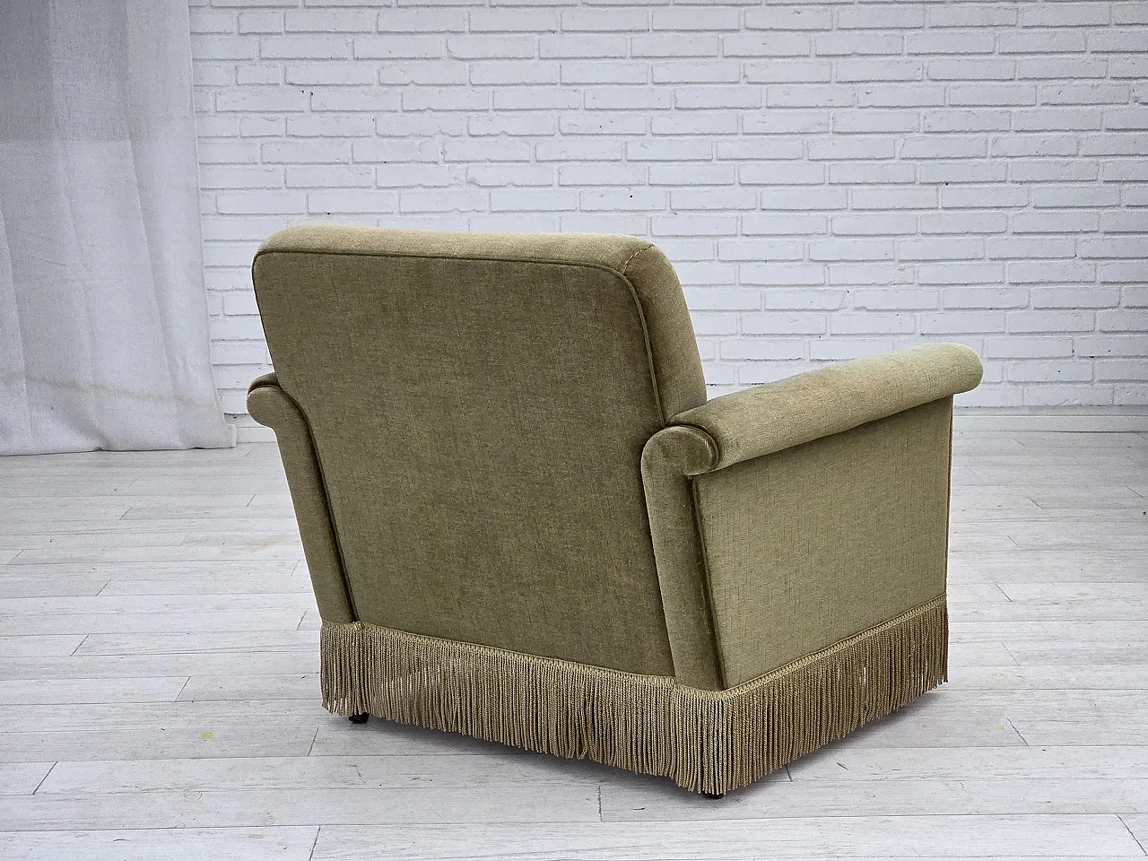 Poltrona danese, velluto verde, gambe in teak, anni '70 11